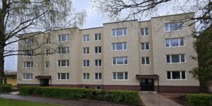 Renoveeritud kortermaja fassaad Viljandis, Riia 49 – hele tellisedisainiga Nichiha kiudtsementpaneelid (EFF1321)